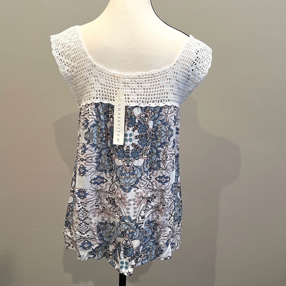 NET🩵🤍Lovestitch White Crochet Top with Blue Floral Design - Picture 2 of 12